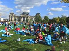Regeneration nach dem Berlin Marathon vor dem Reichstag auf dem Platz der Republik