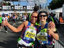 Zwei glückliche Berlin Marathon Finisher