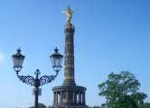 Vom Lauftreffpunkt Café Viktoria am Großen Stern Ecke Straße des 17. Juni mit Blick auf die Siegessäule in Richtung Südost zum Potsdamer Platz