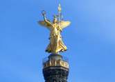 Zoom auf die im Volksmund genannte „Goldelse“ - die Siegesgöttin Viktoria auf der Siegessäule am Großen Stern. Diese Bezeichnung bekam die 8,30 Meter hohe und 35 Tonnen schwere Figur auf Grund ihrer Vergoldung