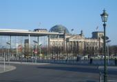 Auf der Willy-Brandt-Str. und vor dem Kanzleramt ein Fernblick nach Südost auf die Abgeordnetenbüros im Paul-Löbe-Haus und das Reichstagsgebäude