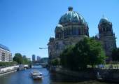 Sightseeing tour shortly before the Berlin Cathedral at the Museumsinsel