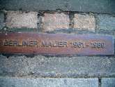 An einer der vielen Berliner Mauer Bodentafelns, Markierung des ehemaligen Mauerverlaufs