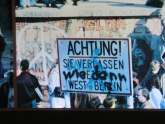 Mauerfall-Szenario am 10. November 1989 - Foto ausgestellt in der Kanzler-U-Bahn Station am Brandenburger Tor