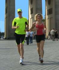 Run in Berlin - Sightseeing Stadtlauf - Pariser Platz mit Blick auf das Brandenburger Tor mit Siegesgöttin Viktoria auf der Quadriga