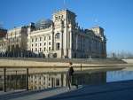 Spreeufer Lauf vorbei am Haus der Kulturen der Welt zum Reichstag